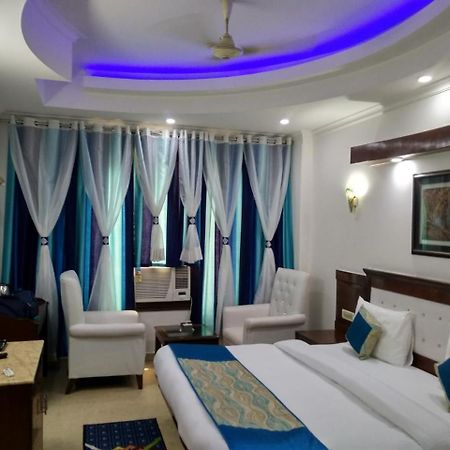 Hotel Tjs Grand Delhi  Eksteriør bilde