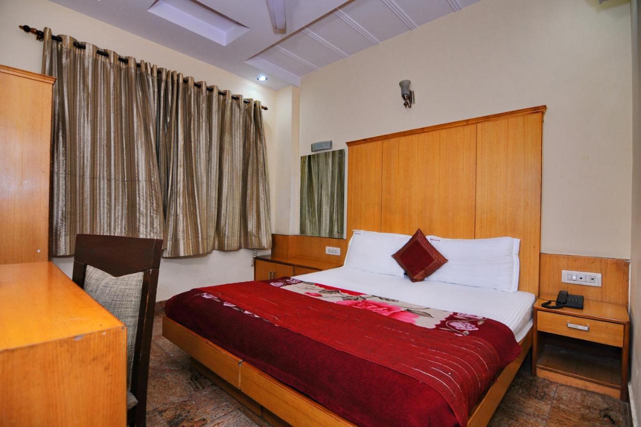 Hotel Tjs Grand Delhi  Eksteriør bilde