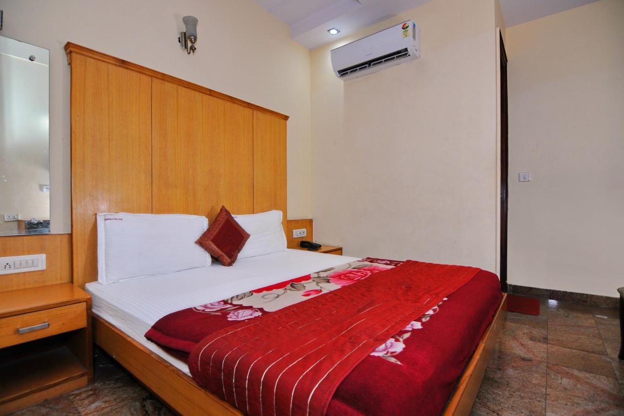 Hotel Tjs Grand Delhi  Eksteriør bilde