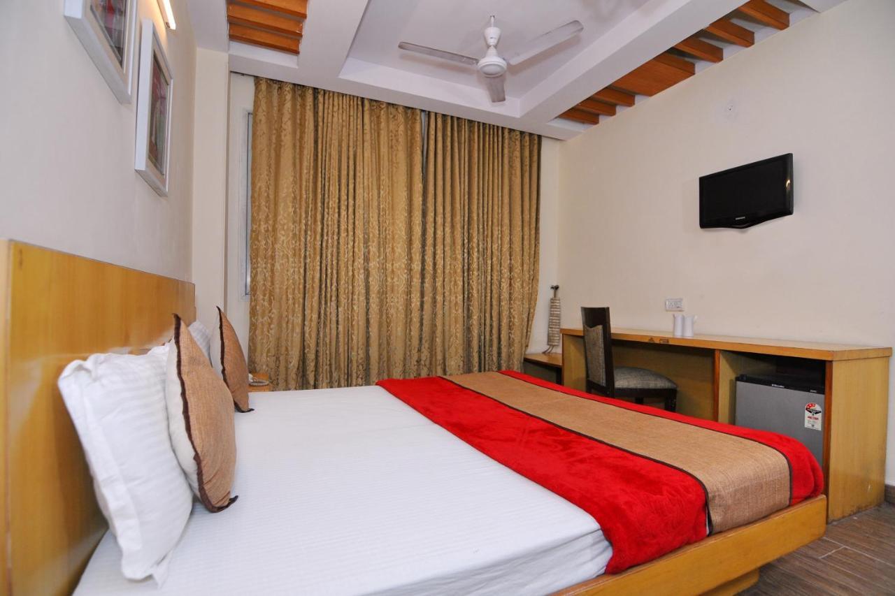 Hotel Tjs Grand Delhi  Eksteriør bilde