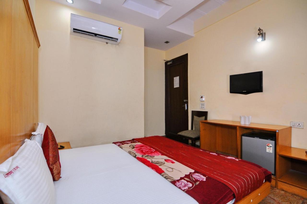 Hotel Tjs Grand Delhi  Eksteriør bilde