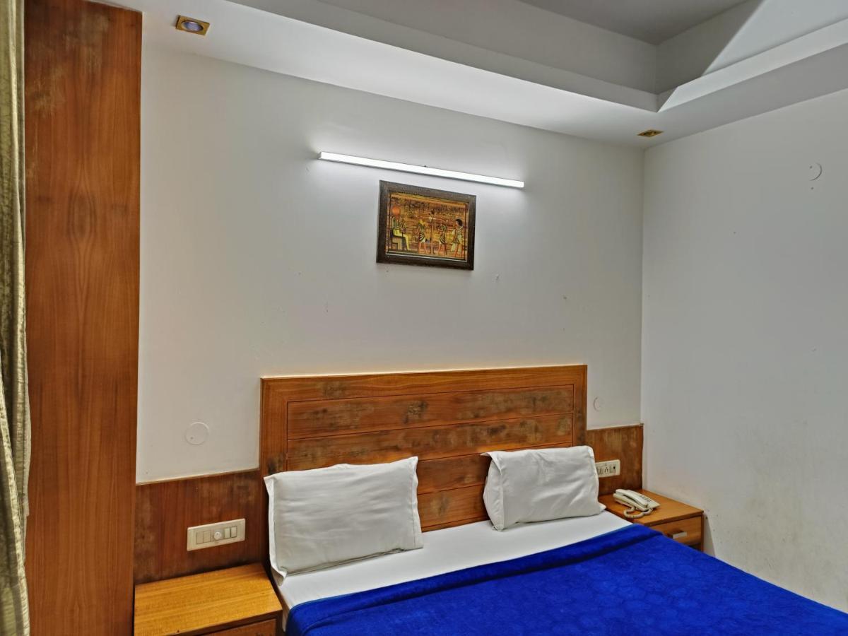 Hotel Tjs Grand Delhi  Eksteriør bilde