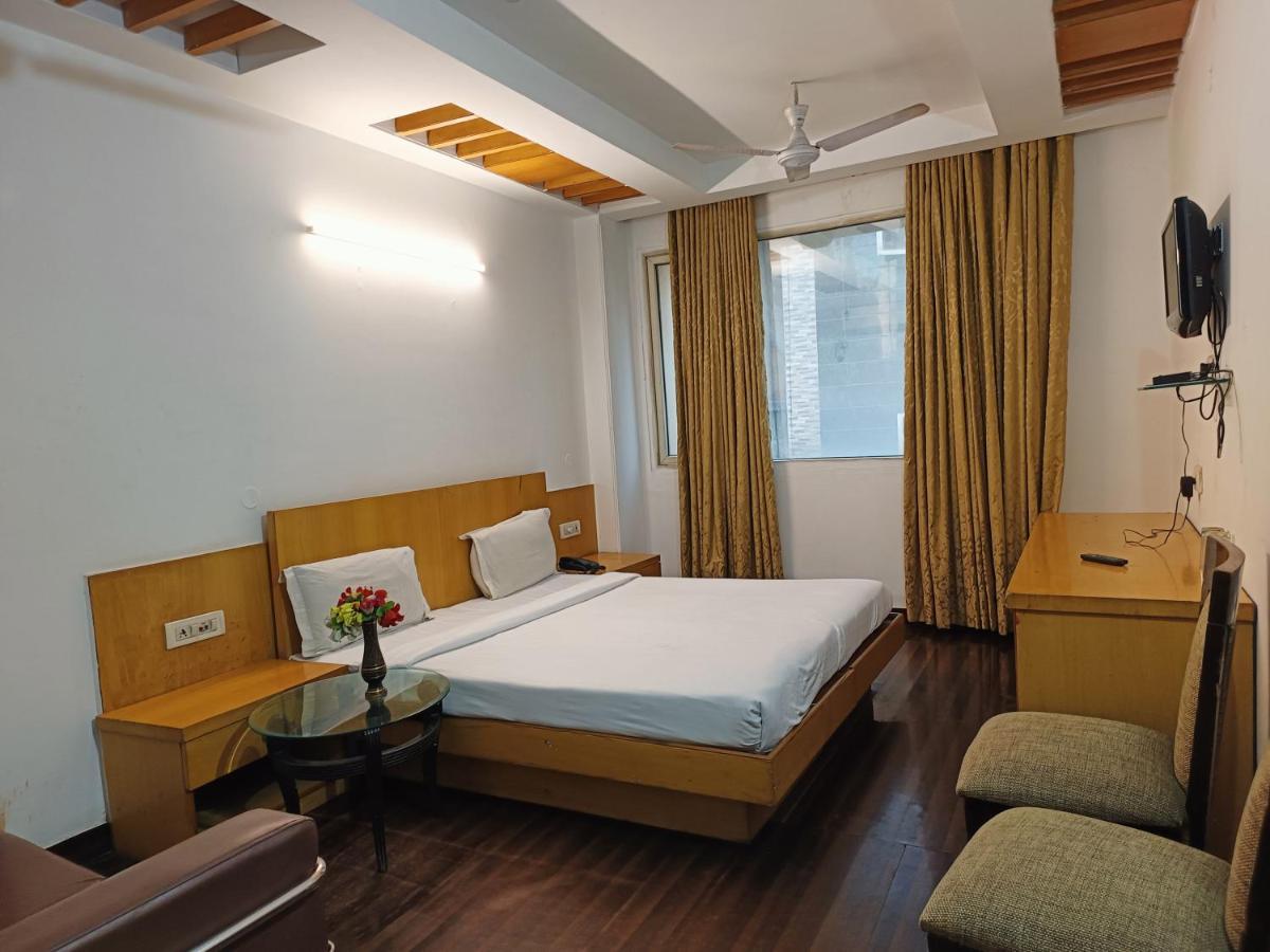 Hotel Tjs Grand Delhi  Eksteriør bilde