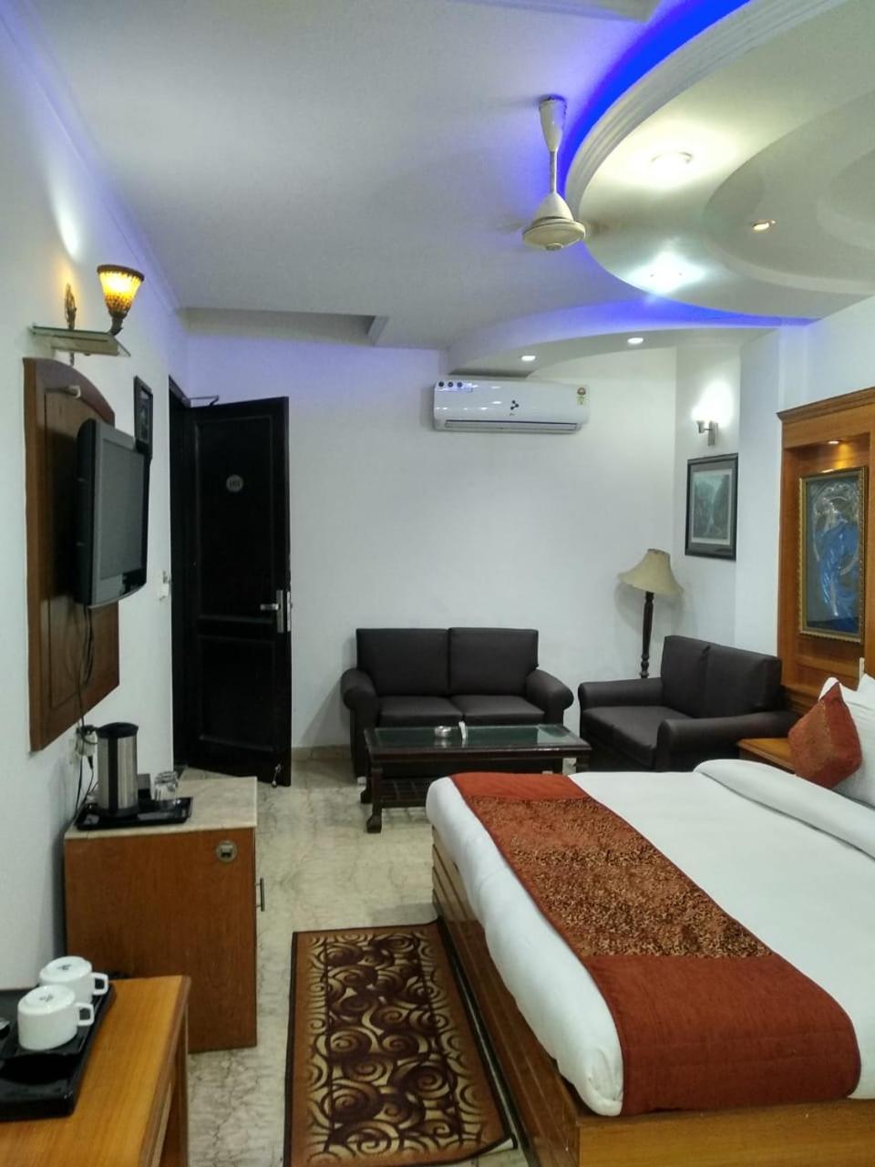Hotel Tjs Grand Delhi  Eksteriør bilde