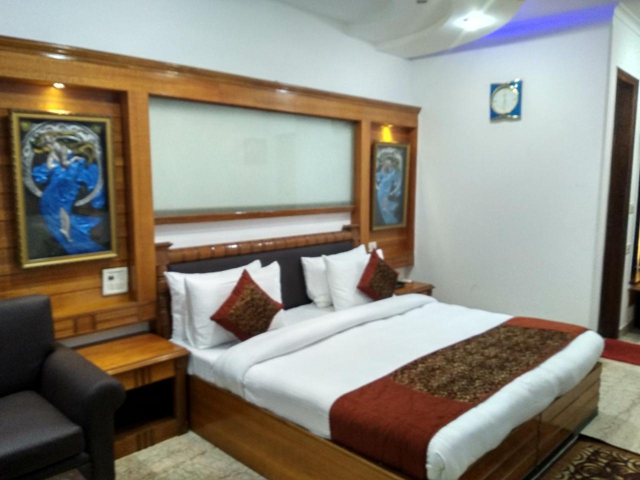 Hotel Tjs Grand Delhi  Eksteriør bilde