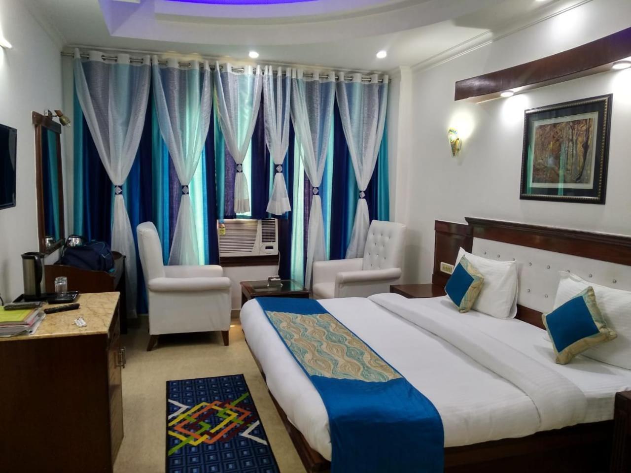 Hotel Tjs Grand Delhi  Eksteriør bilde