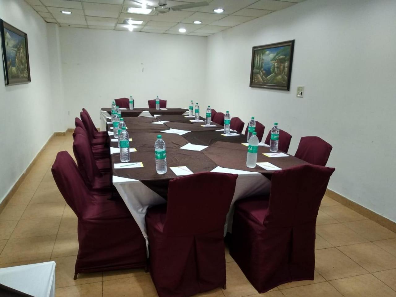 Hotel Tjs Grand Delhi  Eksteriør bilde