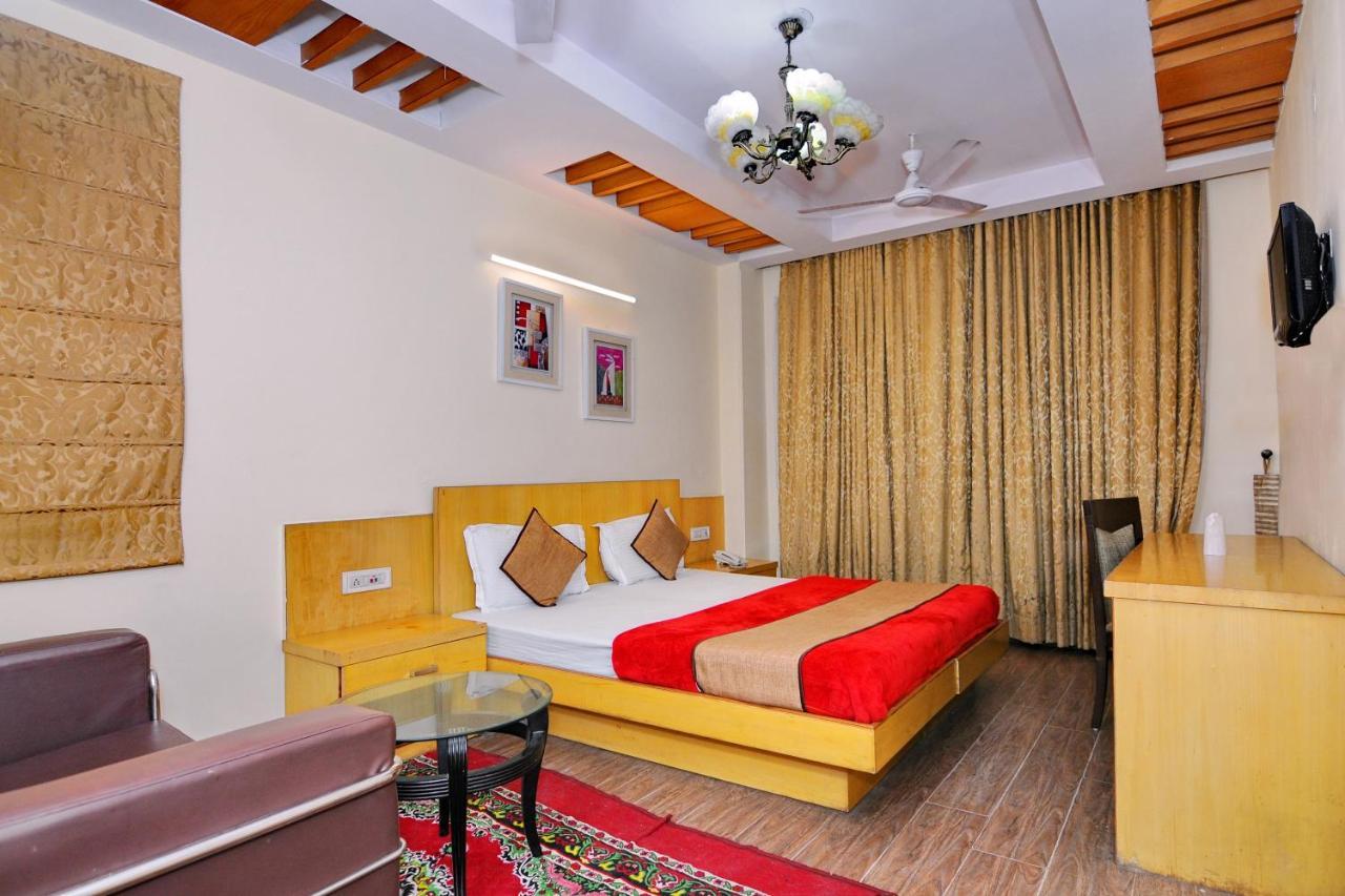 Hotel Tjs Grand Delhi  Eksteriør bilde